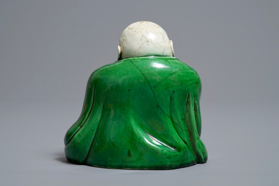 Une figure de Bouddha au gar&ccedil;on en biscuit &eacute;maill&eacute; vert, Chine, Kangxi