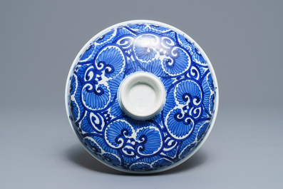 Een grote Chinese blauwwitte dekselkom met floraal decor, Kangxi