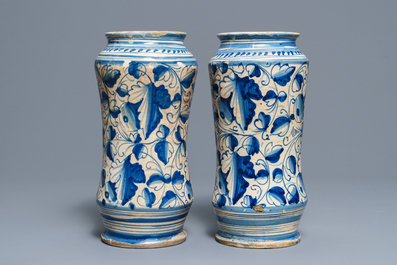 Een paar blauwwitte Italiaanse majolica 'a foglie' albarelli, 17e eeuw
