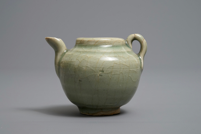 Une th&eacute;i&egrave;re ou verseuse en porcelaine de Chine c&eacute;ladon, Song/Yuan