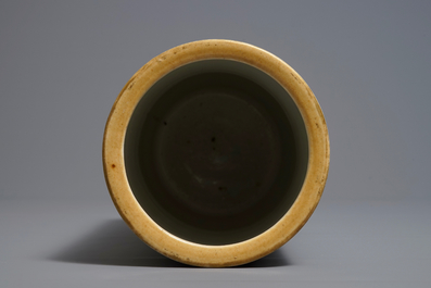 A round Chinese qianjiang cai hat stand, 19/20th C.