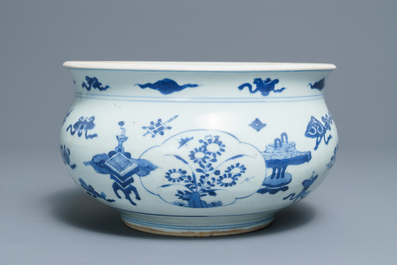 Een Chinese blauwwitte wierookbrander met decor van antiquiteiten, Kangxi