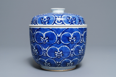 Een grote Chinese blauwwitte dekselkom met floraal decor, Kangxi