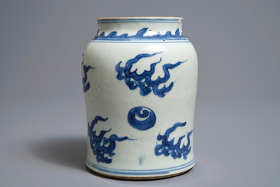 Een Chinese blauwwitte vaas met wolken en vlammende parels, Transitie periode
