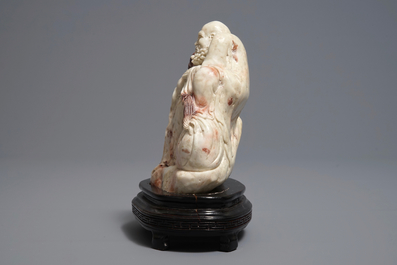 A Chinese Shoushan soapstone 'immortals' group, 19th C.