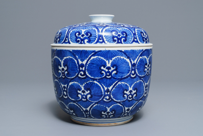 Een grote Chinese blauwwitte dekselkom met floraal decor, Kangxi