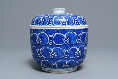 Een grote Chinese blauwwitte dekselkom met floraal decor, Kangxi