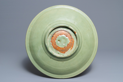 Un grand plat en porcelaine de Chine c&eacute;ladon de Longquan, Ming
