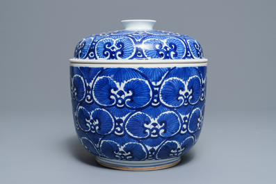 Een grote Chinese blauwwitte dekselkom met floraal decor, Kangxi