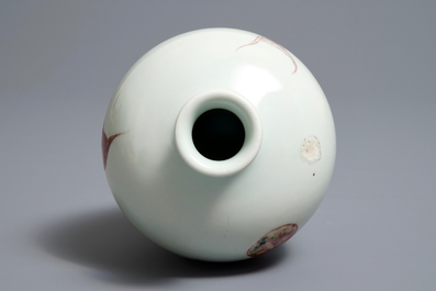 Een Chinese meiping vaas met onderglazuur rood decor van vissen, Kangxi merk en periode
