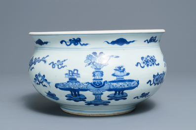 Een Chinese blauwwitte wierookbrander met decor van antiquiteiten, Kangxi