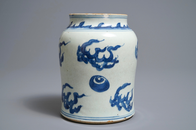 Een Chinese blauwwitte vaas met wolken en vlammende parels, Transitie periode