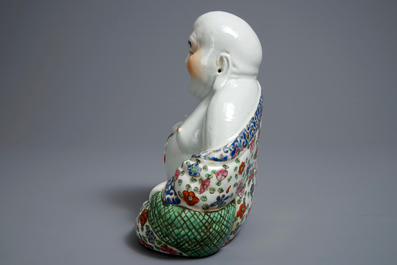 Een Chinese famille rose figuur van Boeddha, 19/20e eeuw