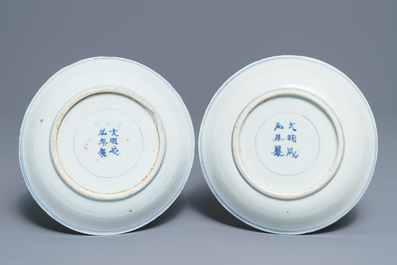Une paire d'assiettes en porcelaine de Chine bleu et blanc, marque de Chenghua, Wanli