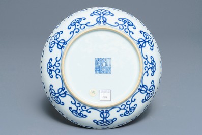 Een Chinees blauwwit bord met gestileerd shou decor, Qianlong merk en periode