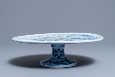 Un tazza &agrave; d&eacute;cor romantique en fa&iuml;ence de Nevers en bleu et blanc, fin du 17&egrave;me