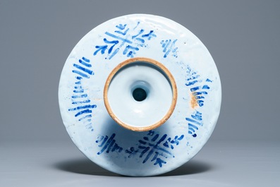 Un tazza &agrave; d&eacute;cor romantique en fa&iuml;ence de Nevers en bleu et blanc, fin du 17&egrave;me