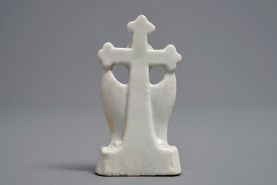 Een zeldzame Chinese Dehua blanc de Chine crucifix, Kangxi/Qianlong