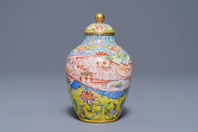 Un petit vase couvert en &eacute;maux de P&eacute;kin, marque et poss. &eacute;poque de Qianlong