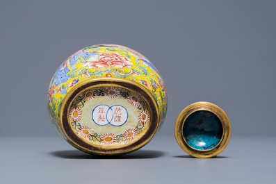 Un petit vase couvert en &eacute;maux de P&eacute;kin, marque et poss. &eacute;poque de Qianlong