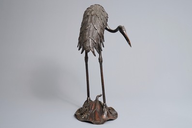 Een groot Japans bronzen model van een kraanvogel, Edo, 18/19e eeuw