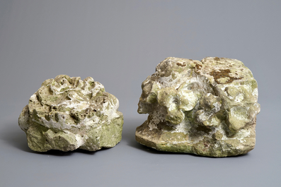 Deux fragments de fa&ccedil;ade ou colonne en pierre sculpt&eacute;e, 17/18&egrave;me