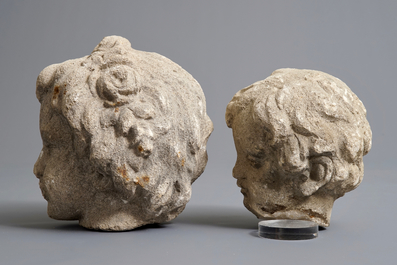 Twee gesculpteerde zandstenen engelenkopjes, mog. Frankrijk, 17e eeuw