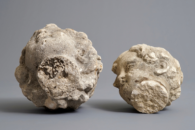 Twee gesculpteerde zandstenen engelenkopjes, mog. Frankrijk, 17e eeuw