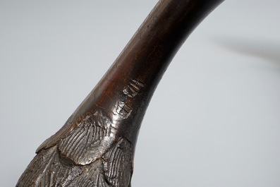 Een groot Japans bronzen model van een kraanvogel, Edo, 18/19e eeuw
