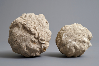 Twee gesculpteerde zandstenen engelenkopjes, mog. Frankrijk, 17e eeuw