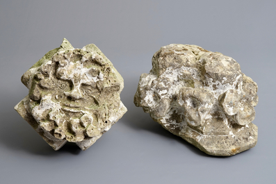 Deux fragments de fa&ccedil;ade ou colonne en pierre sculpt&eacute;e, 17/18&egrave;me