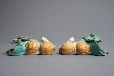 Une paire de vases &agrave; suspendre en gr&egrave;s &eacute;maill&eacute; de Shiwan, Chine, 19&egrave;me