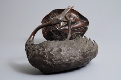 Een groot Japans bronzen model van een kraanvogel, Edo, 18/19e eeuw