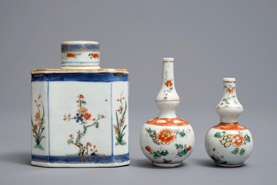 Een Chinese famille verte theebus met deksel, twee kleine vaasjes en een schotel, Kangxi