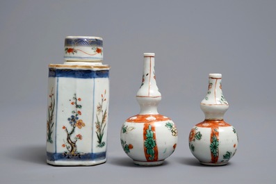 Een Chinese famille verte theebus met deksel, twee kleine vaasjes en een schotel, Kangxi