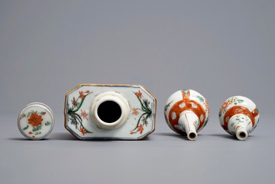 Een Chinese famille verte theebus met deksel, twee kleine vaasjes en een schotel, Kangxi
