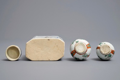 Een Chinese famille verte theebus met deksel, twee kleine vaasjes en een schotel, Kangxi