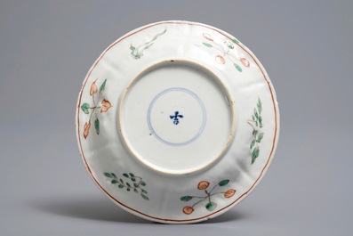 Een Chinese famille verte theebus met deksel, twee kleine vaasjes en een schotel, Kangxi