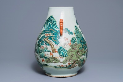 Un vase de forme hu 'cent daims' en porcelaine de Chine famille rose, marque de Qianlong, 19/20&egrave;me