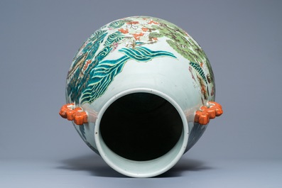Un vase de forme hu 'cent daims' en porcelaine de Chine famille rose, marque de Qianlong, 19/20&egrave;me
