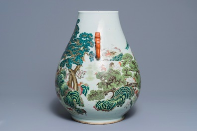 Un vase de forme hu 'cent daims' en porcelaine de Chine famille rose, marque de Qianlong, 19/20&egrave;me