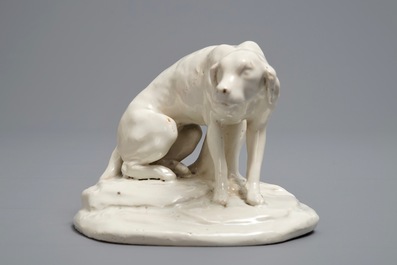 Een wit Delfts model van een hond, 18e eeuw