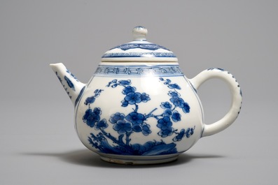 A Chinese blue and white teapot and cover, Kangxi