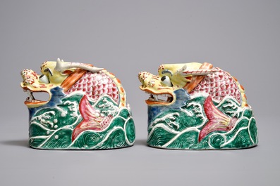 Een paar Chinese famille rose modellen van draken, Qianlong/Jiaqing