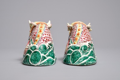 Een paar Chinese famille rose modellen van draken, Qianlong/Jiaqing