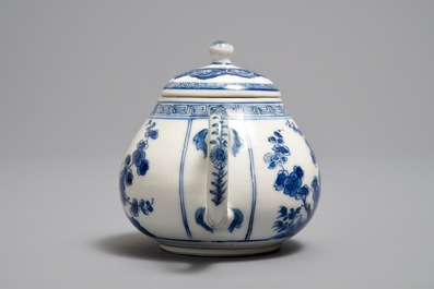 A Chinese blue and white teapot and cover, Kangxi