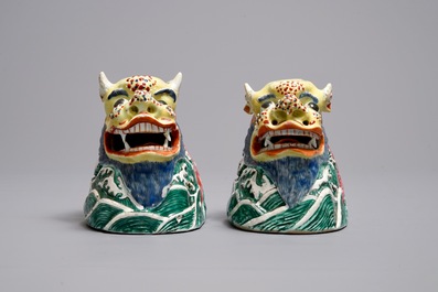 Een paar Chinese famille rose modellen van draken, Qianlong/Jiaqing