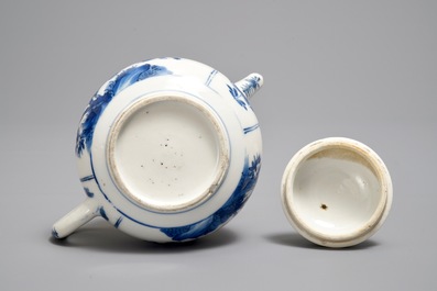 A Chinese blue and white teapot and cover, Kangxi