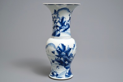 Een Chinese blauwwitte yenyen vaas met figuren in een landschap, Kangxi