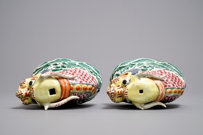 Een paar Chinese famille rose modellen van draken, Qianlong/Jiaqing
